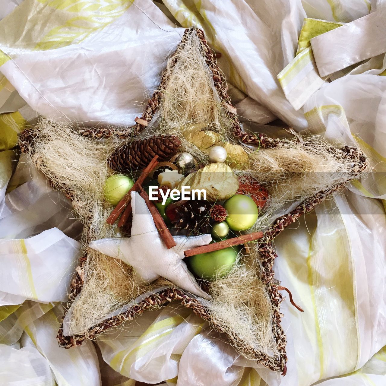 HIGH ANGLE VIEW OF EGGS IN NEST ON TABLE