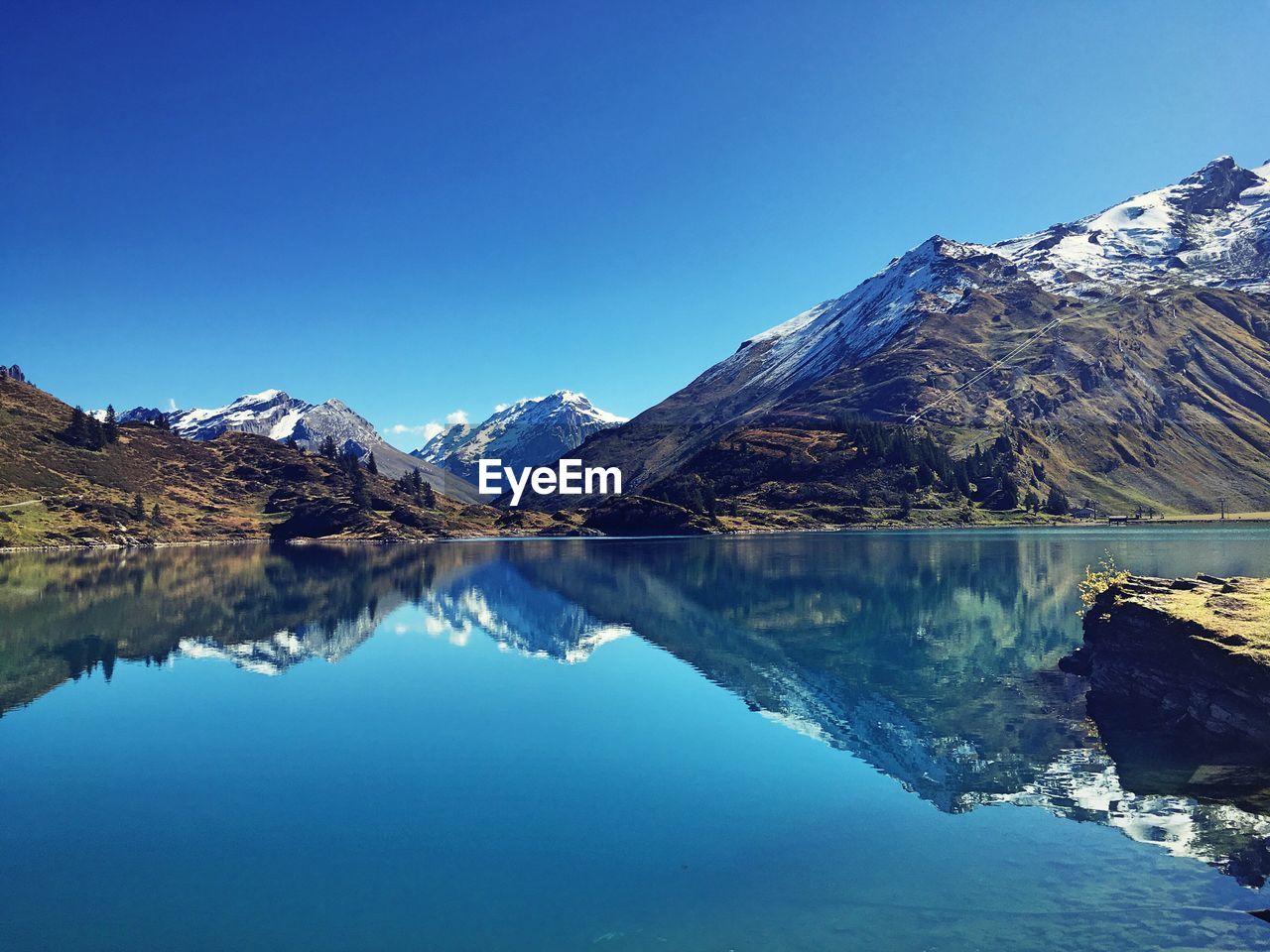 SCENIC VIEW OF SNOWCAPPED MOUNTAINS AGAINST CLEAR BLUE SKY