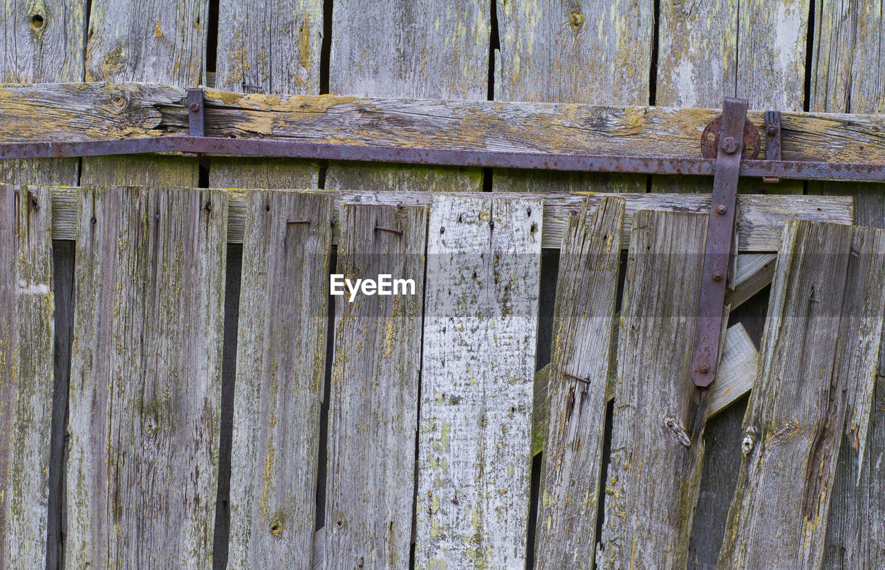 FULL FRAME SHOT OF ABANDONED WOODEN WALL