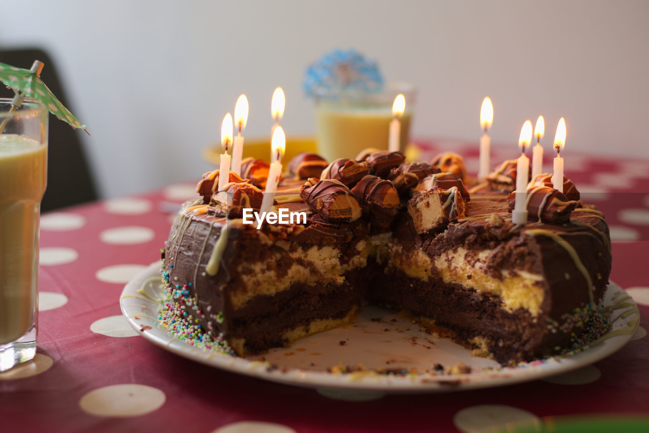 CLOSE-UP OF CAKE