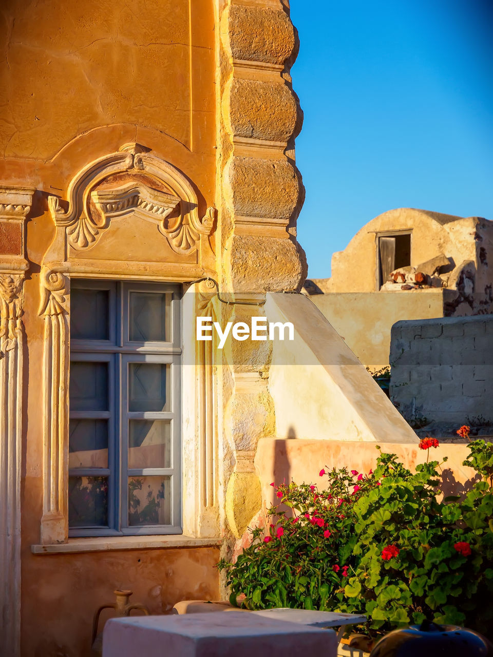 Traditional greece house facade in sunrise light. santorini, cyclades, greece