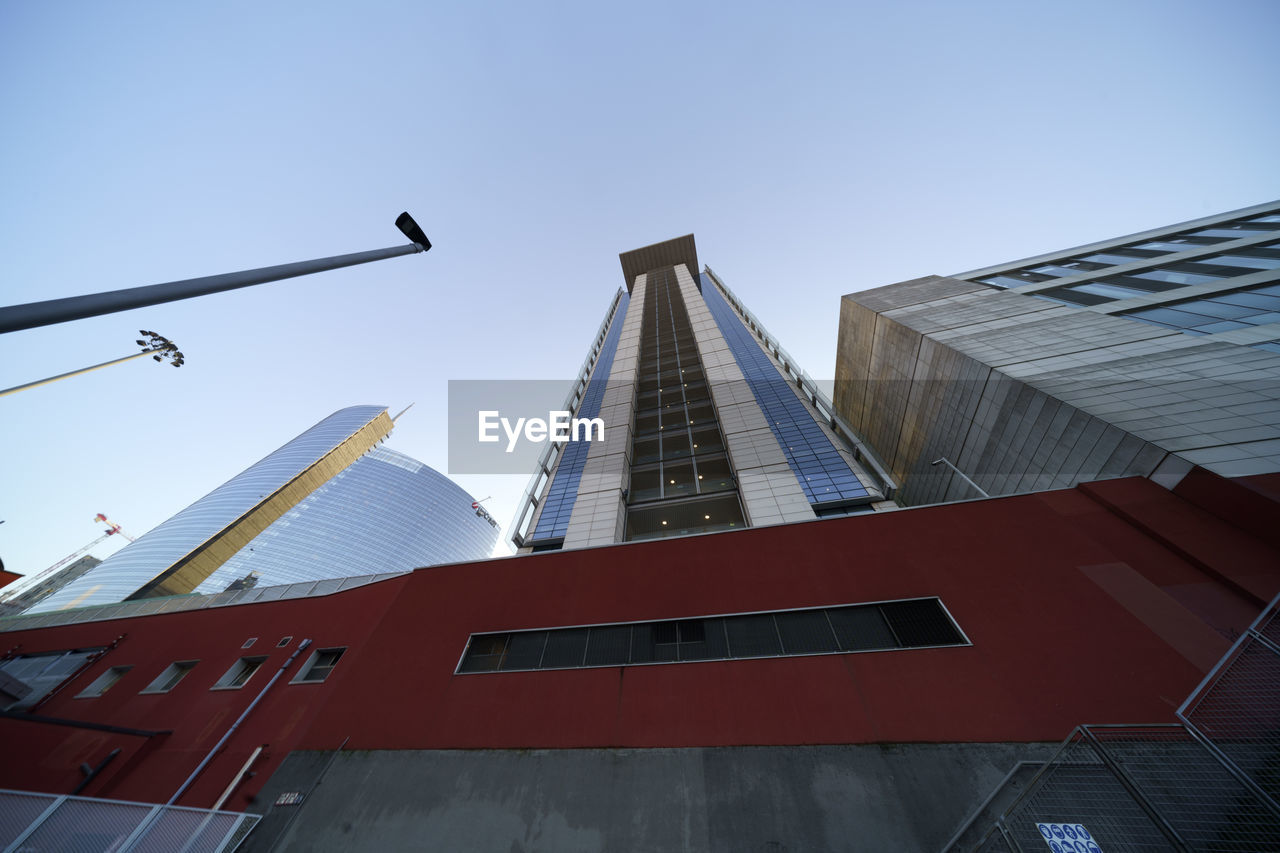 LOW ANGLE VIEW OF MODERN BUILDING AGAINST SKY