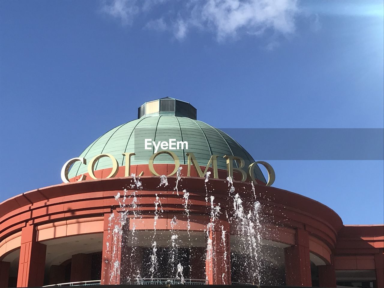 LOW ANGLE VIEW OF FOUNTAIN AGAINST BUILDING