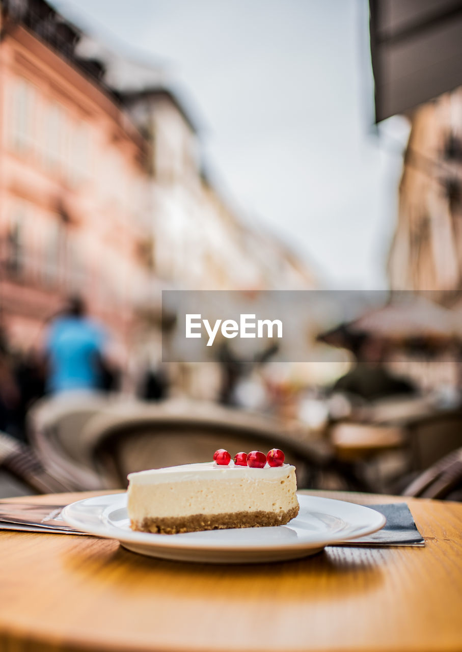 CLOSE-UP OF CAKE ON PLATE