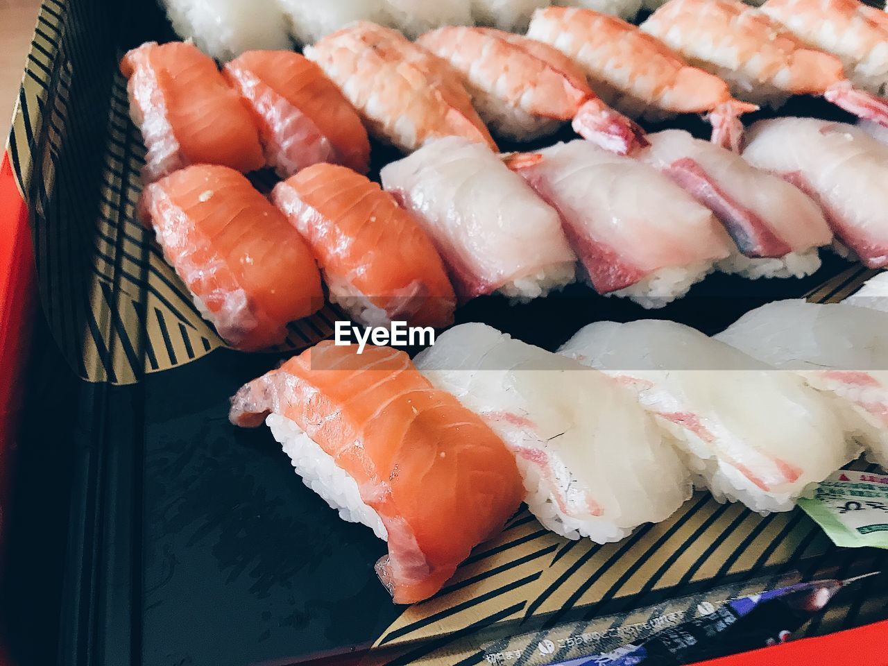 HIGH ANGLE VIEW OF SUSHI IN TRAY