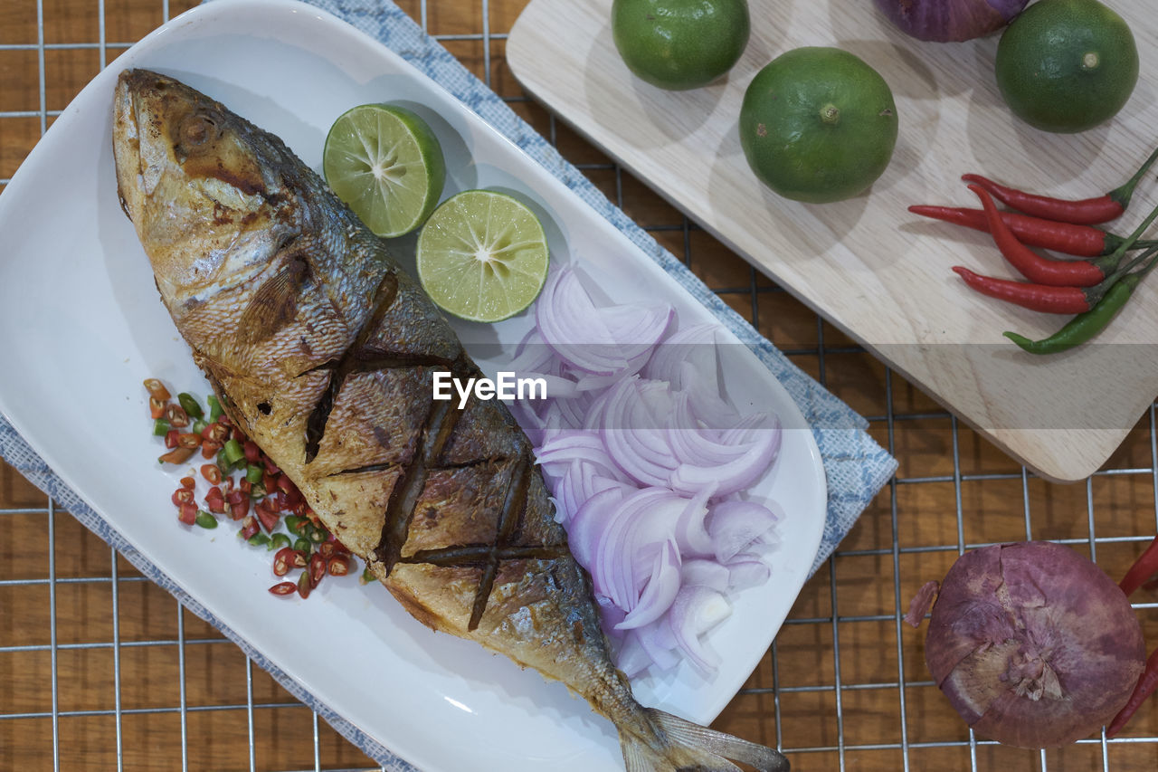 HIGH ANGLE VIEW OF FRESH BREAKFAST ON TABLE