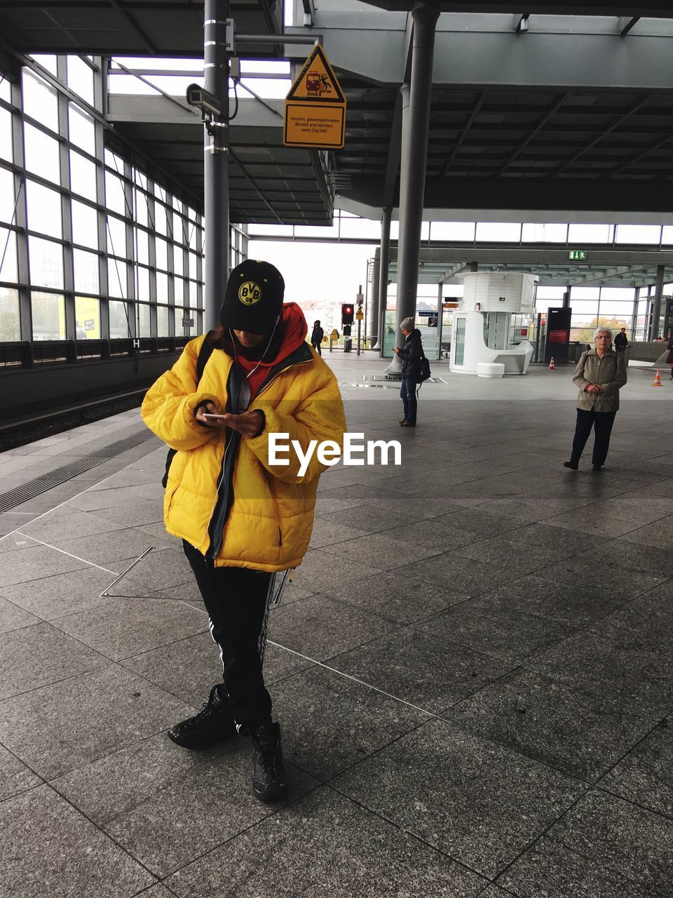 FULL LENGTH OF WOMAN WITH YELLOW HAT IN CITY