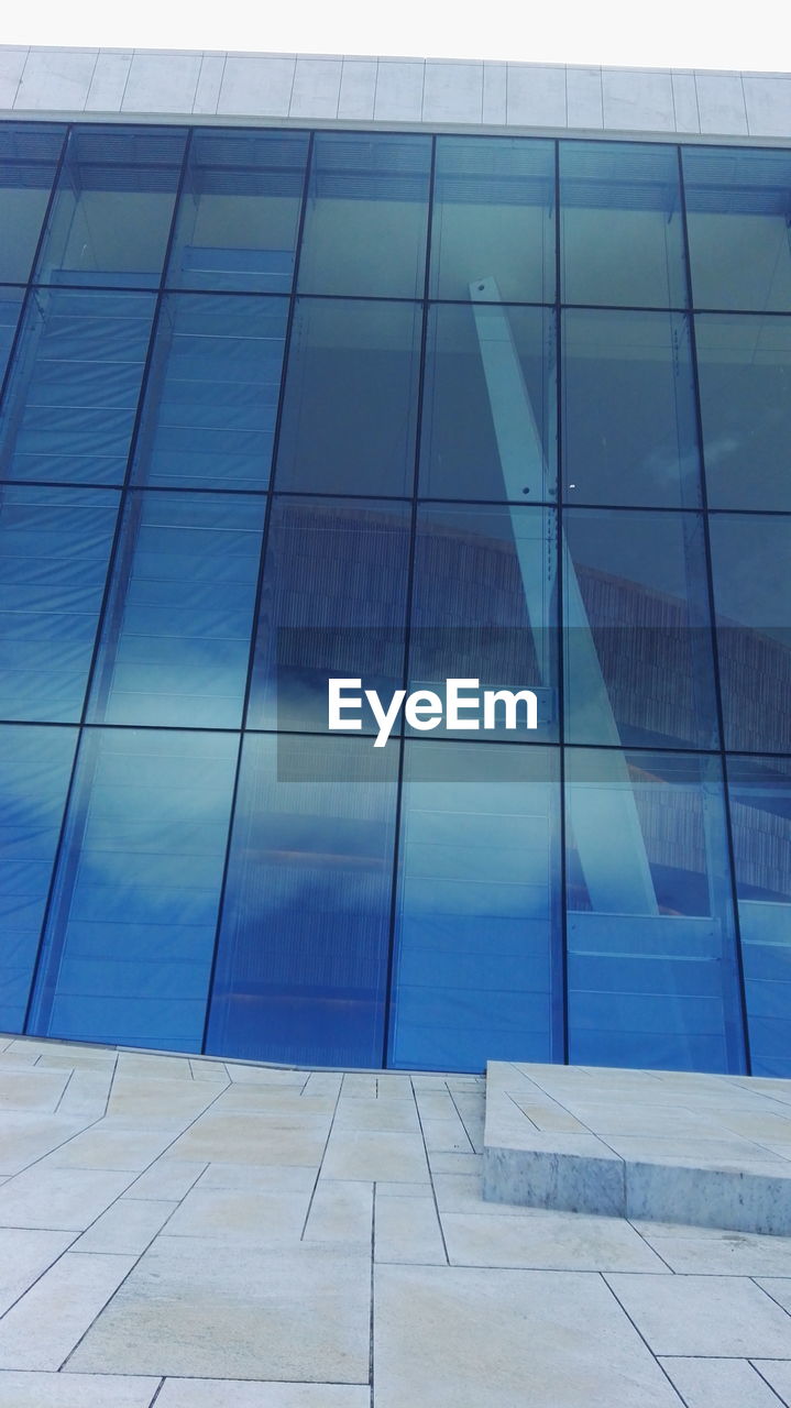 FULL FRAME SHOT OF GLASS BUILDING