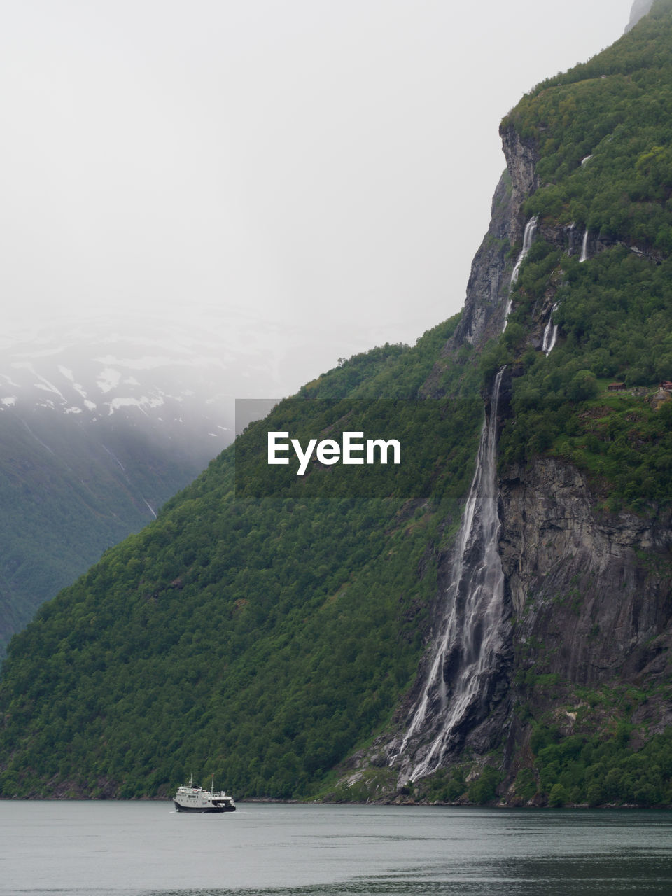 SCENIC VIEW OF MOUNTAIN AND SEA AGAINST SKY