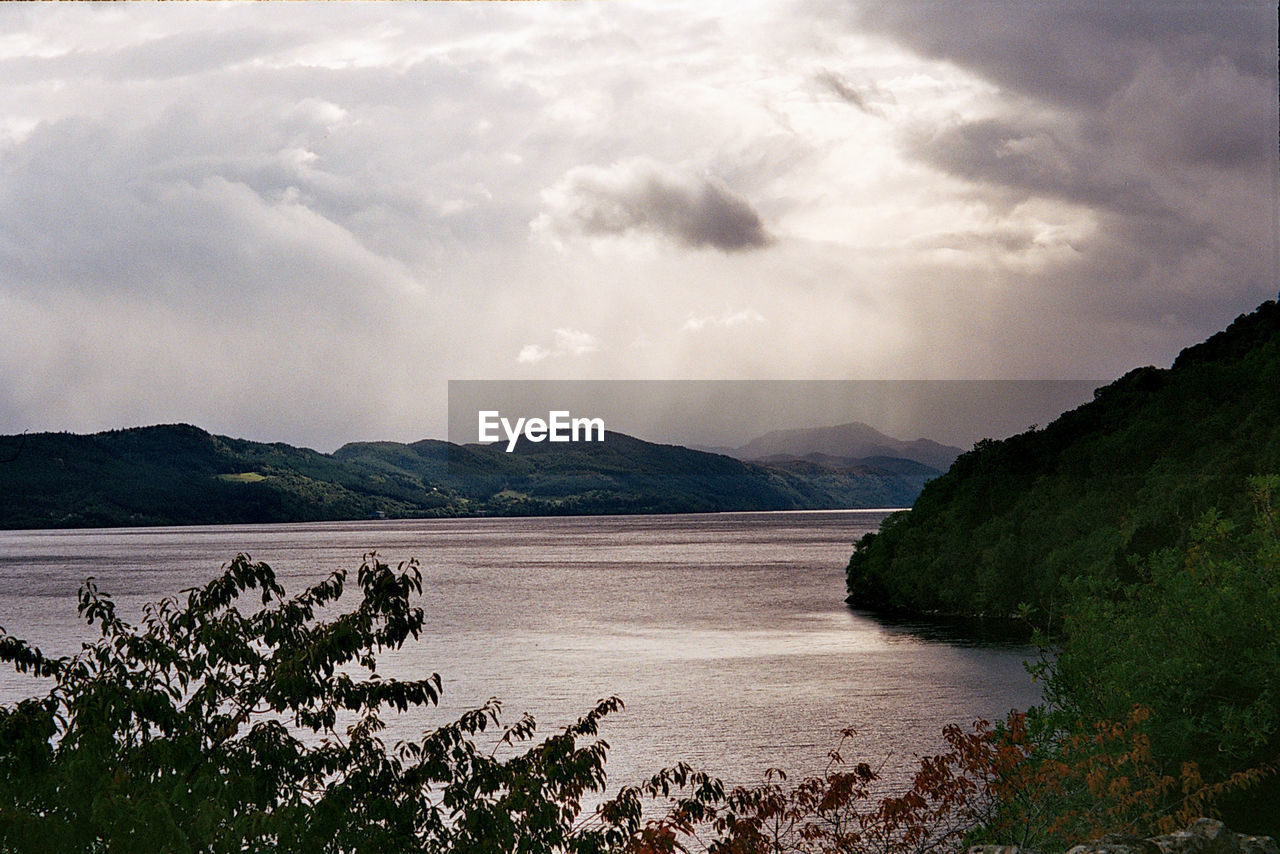 SCENIC VIEW OF LAKE AGAINST MOUNTAIN RANGE