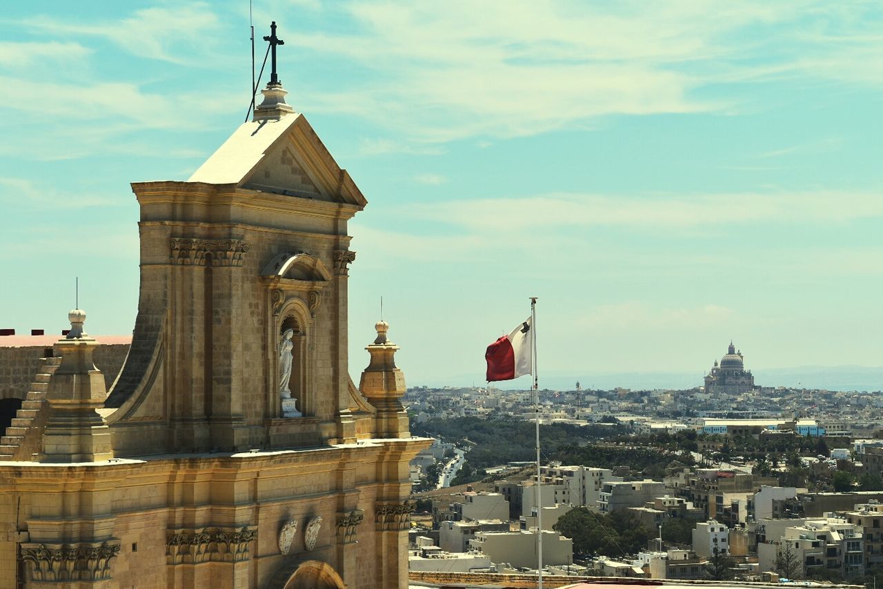 STATUE OF HISTORIC BUILDING AGAINST SKY