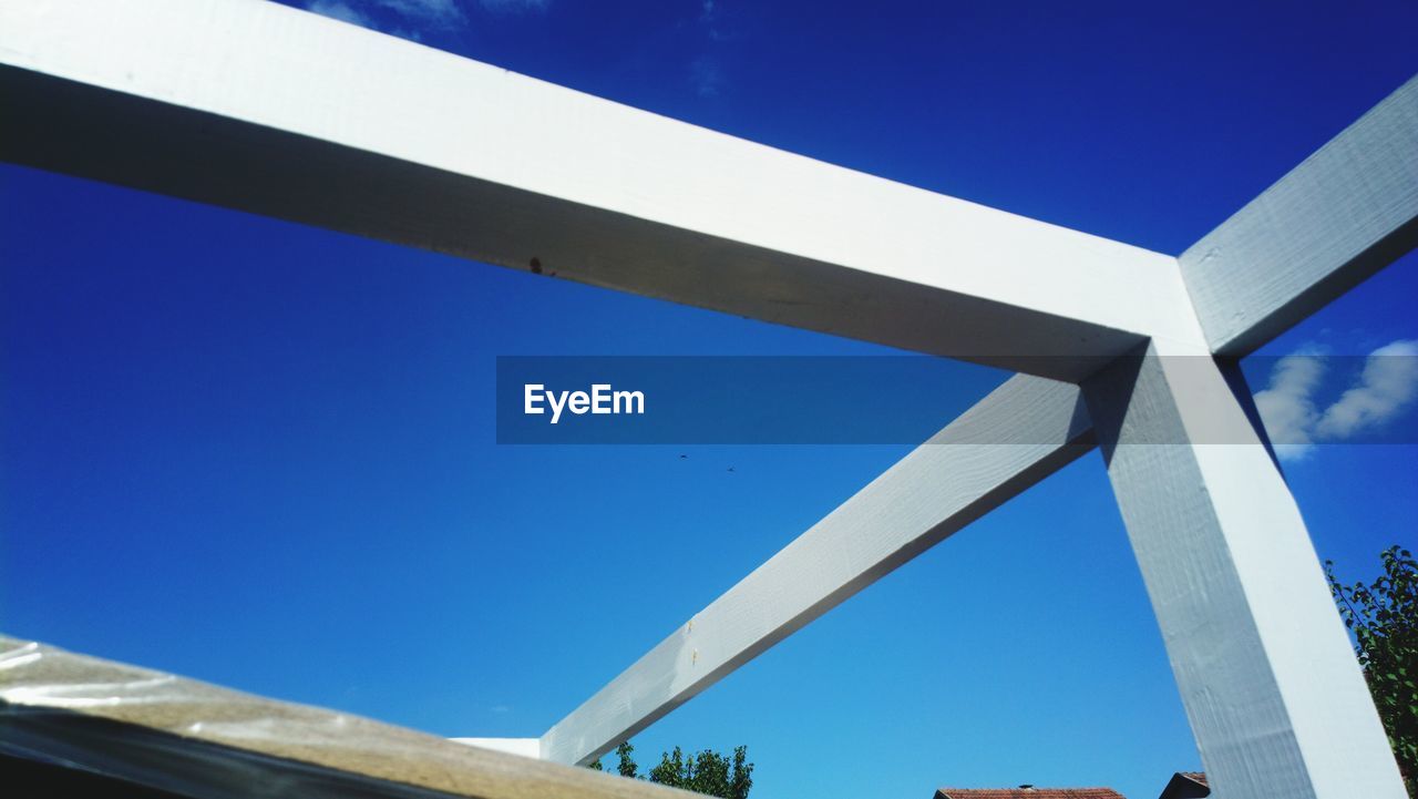 LOW ANGLE VIEW OF BRIDGE AGAINST CLEAR BLUE SKY