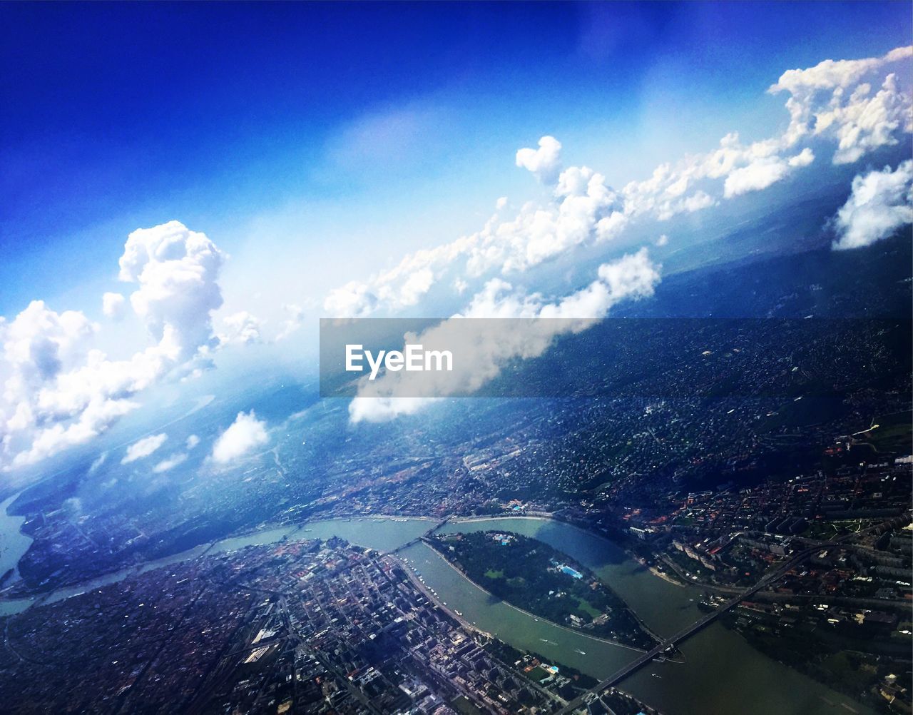 AERIAL VIEW OF AIRPLANE WING