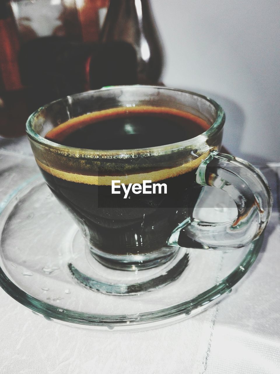 HIGH ANGLE VIEW OF TEA IN GLASS ON TABLE