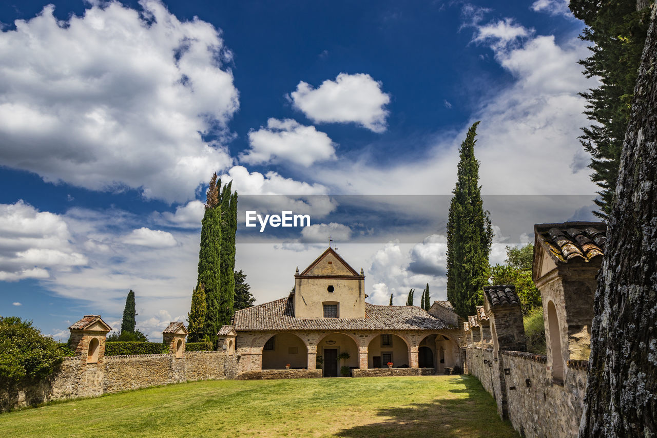 PANORAMIC VIEW OF TEMPLE AGAINST BUILDING