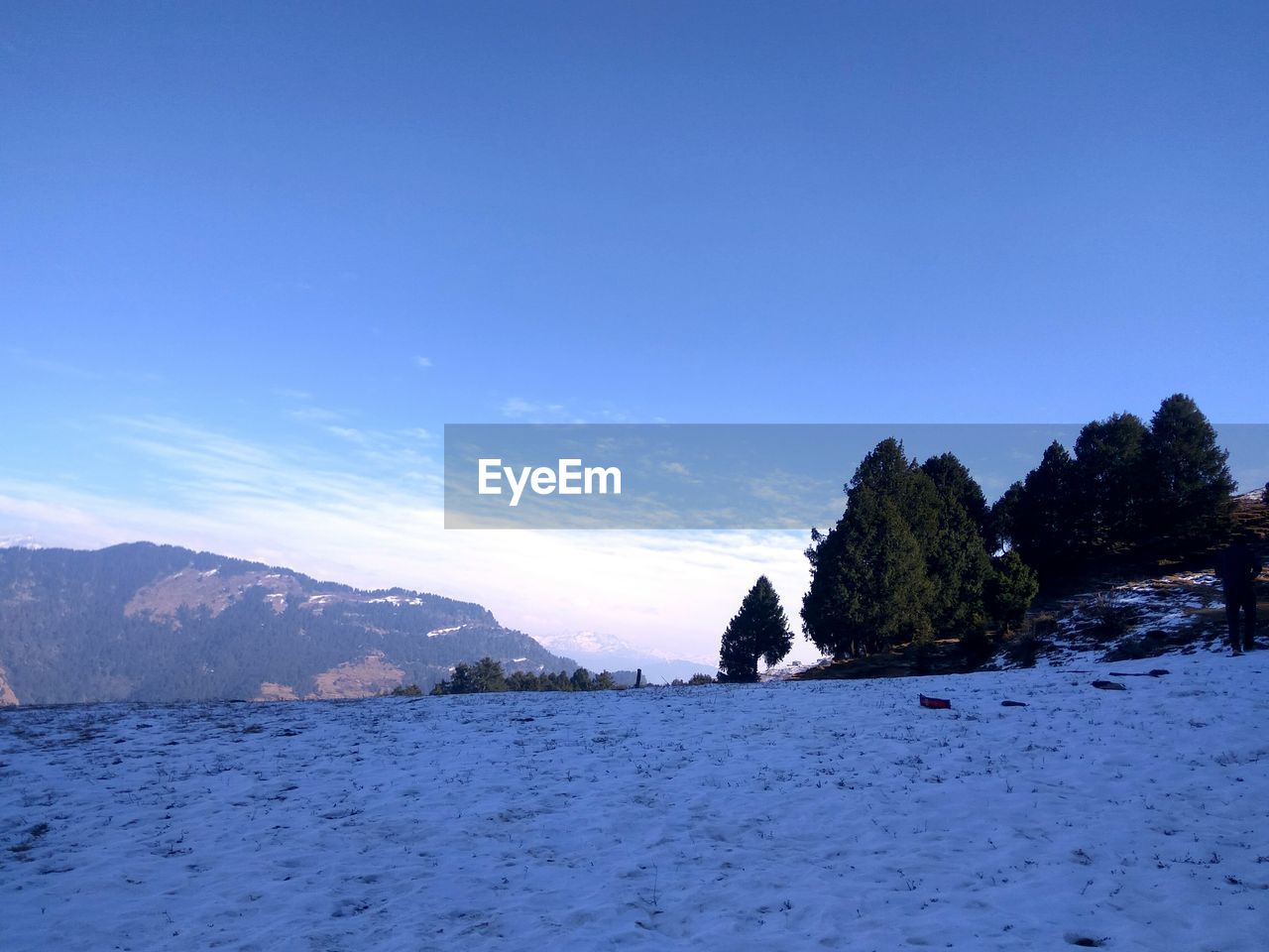 SCENIC VIEW OF SEA BY MOUNTAINS AGAINST BLUE SKY
