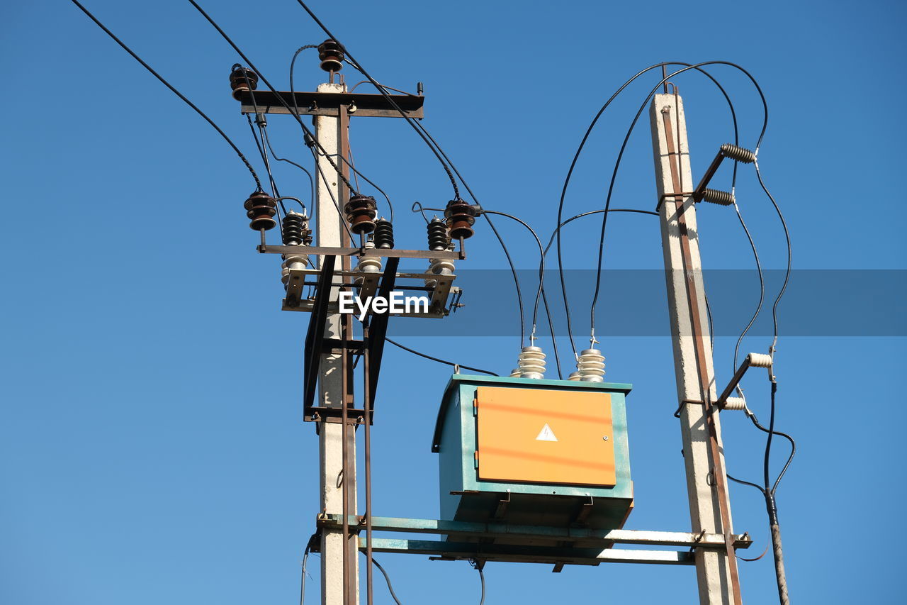 LOW ANGLE VIEW OF COMMUNICATIONS TOWER AGAINST CLEAR SKY