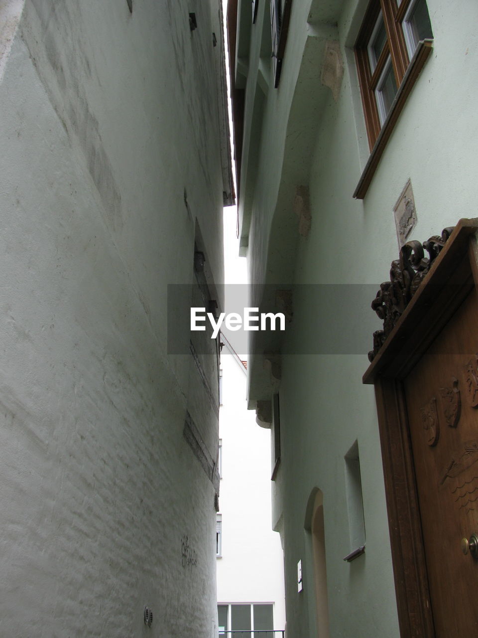 LOW ANGLE VIEW OF RESIDENTIAL BUILDINGS IN CITY