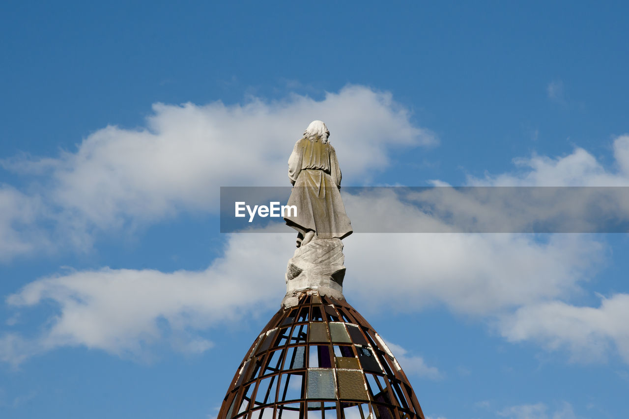 LOW ANGLE VIEW OF STATUE OF LIBERTY AGAINST SKY