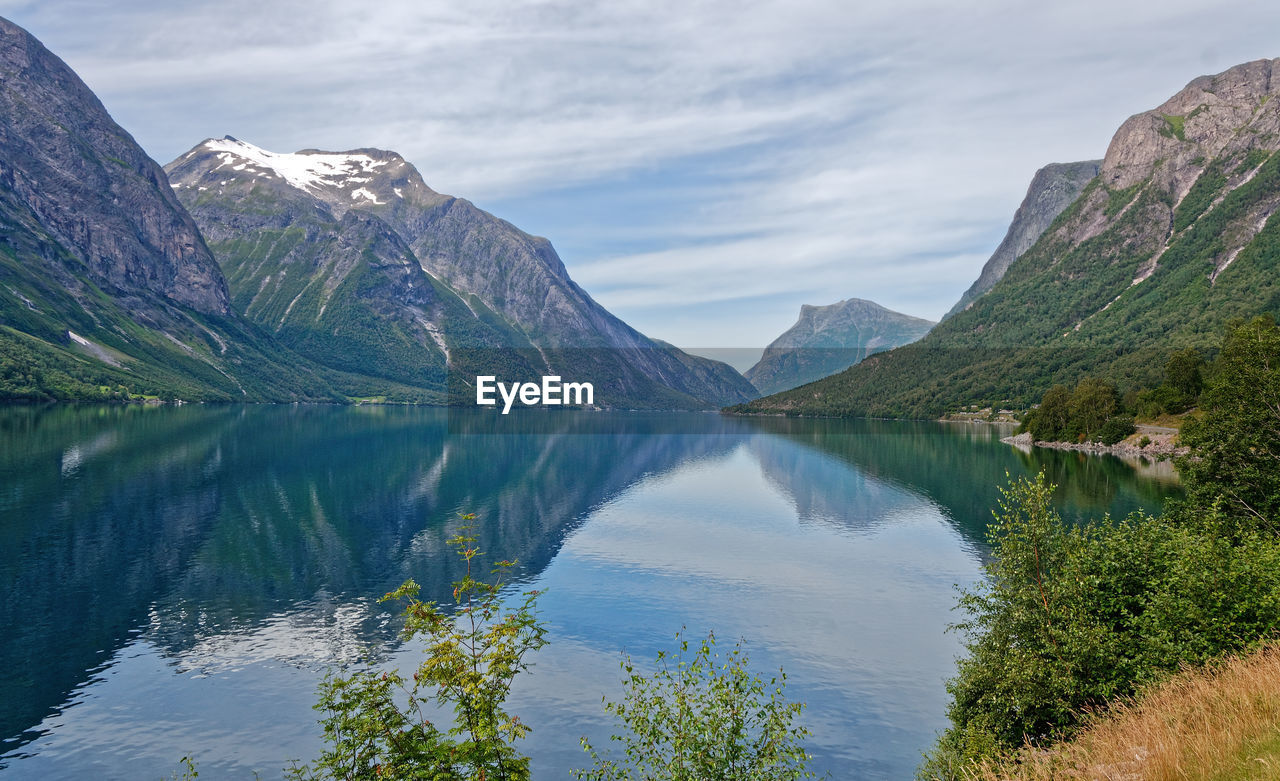 SCENIC VIEW OF LAKE AMIDST MOUNTAINS AGAINST SKY