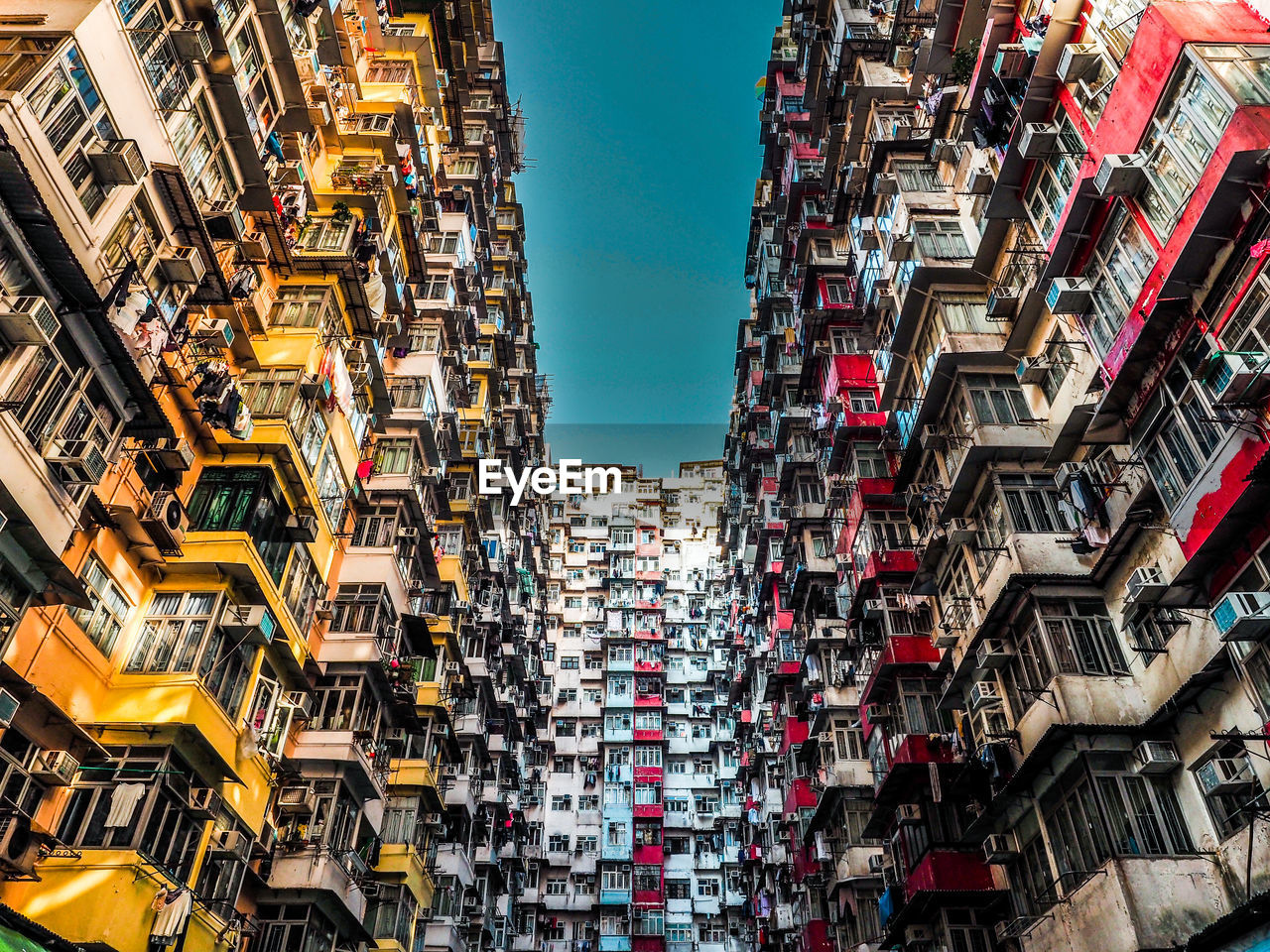 LOW ANGLE VIEW OF BUILDINGS AGAINST SKY IN CITY
