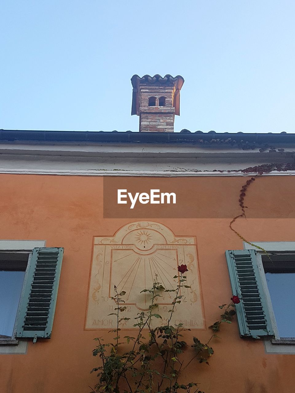 LOW ANGLE VIEW OF BUILT STRUCTURE AGAINST SKY