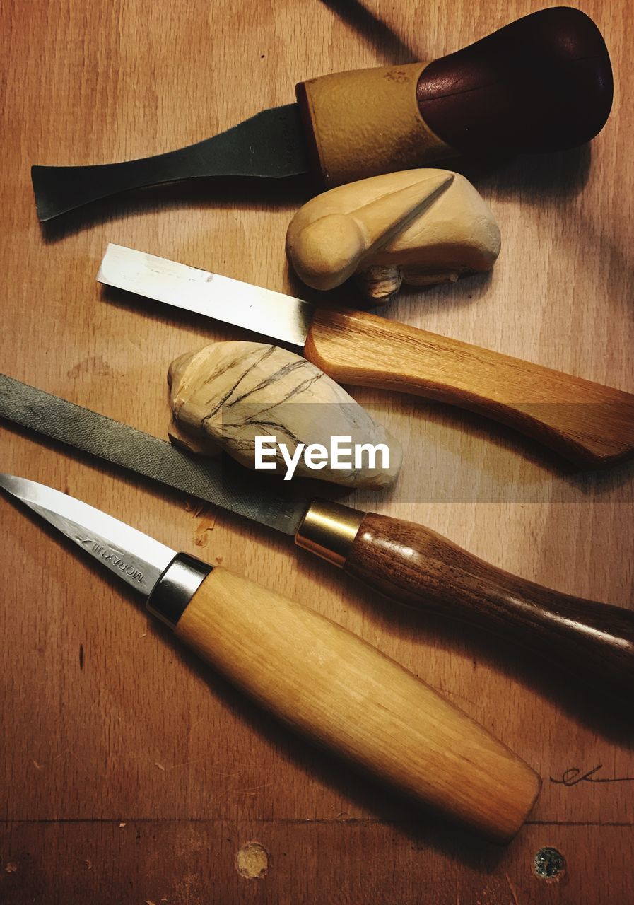 HIGH ANGLE VIEW OF TABLE AND TABLES ON WOOD