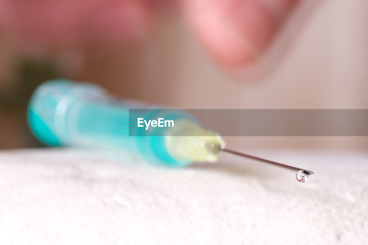Syringe needle with droplet