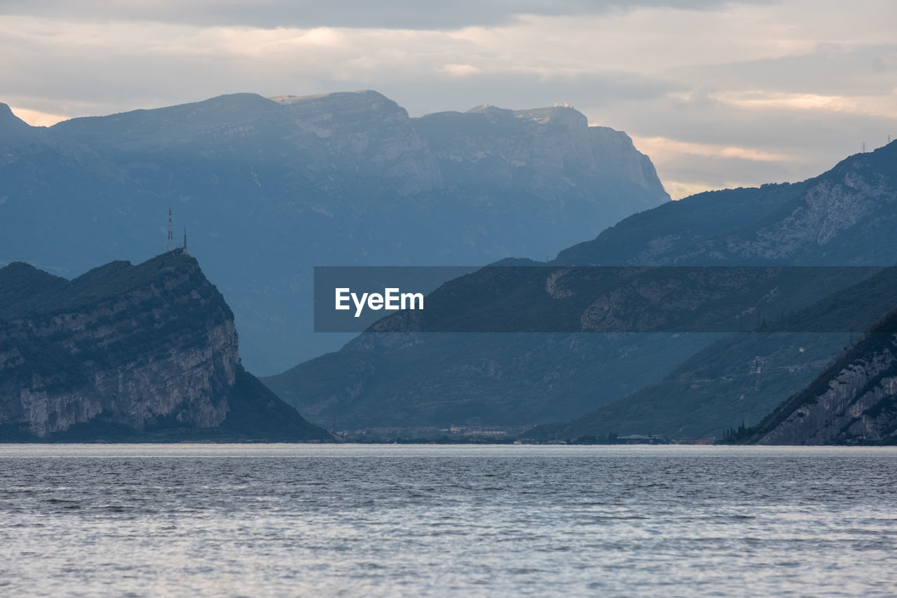 SCENIC VIEW OF LAKE AGAINST MOUNTAINS