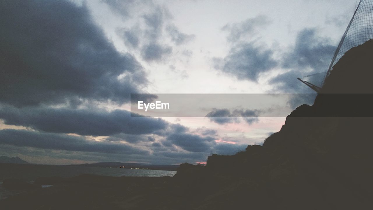 SCENIC VIEW OF SILHOUETTE MOUNTAINS AGAINST SKY