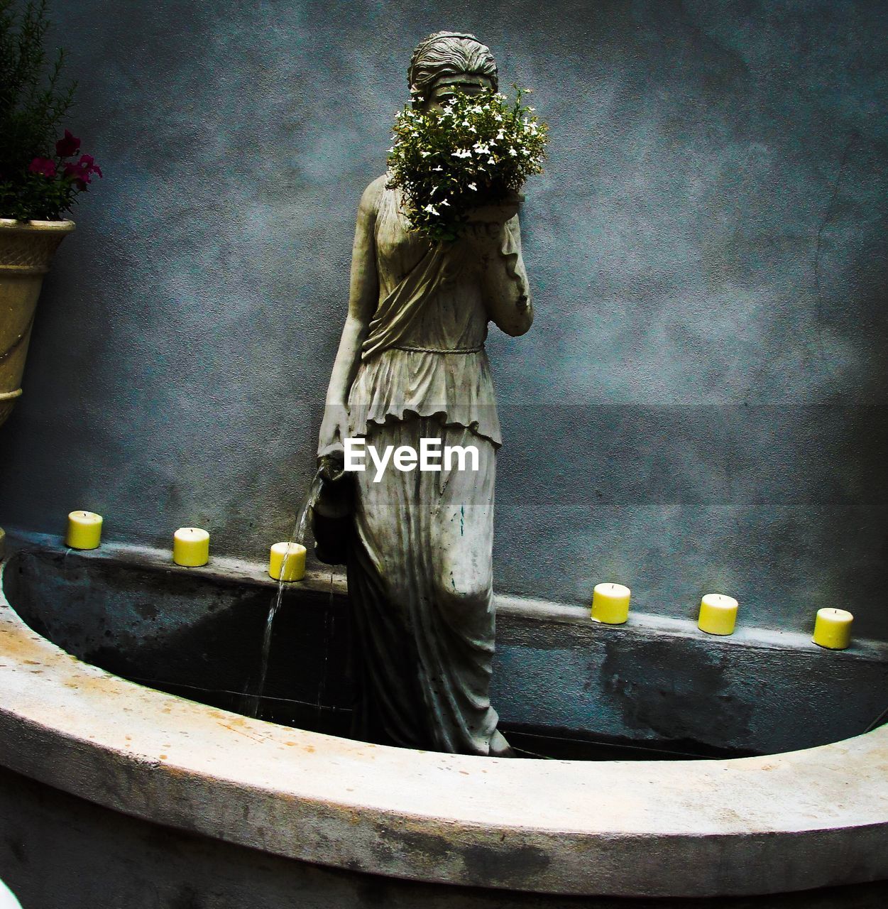 STATUE OF MAN WITH SCULPTURE