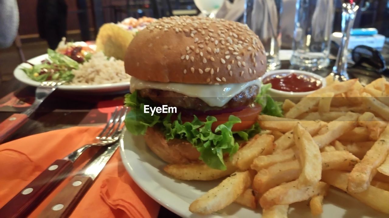 CLOSE-UP OF BURGER AND SALAD