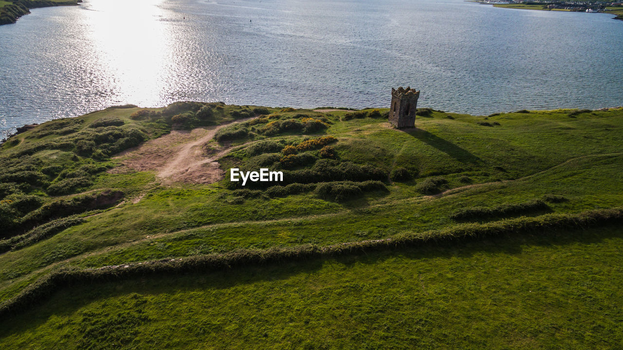 HIGH ANGLE VIEW OF SEA SHORE AGAINST SKY