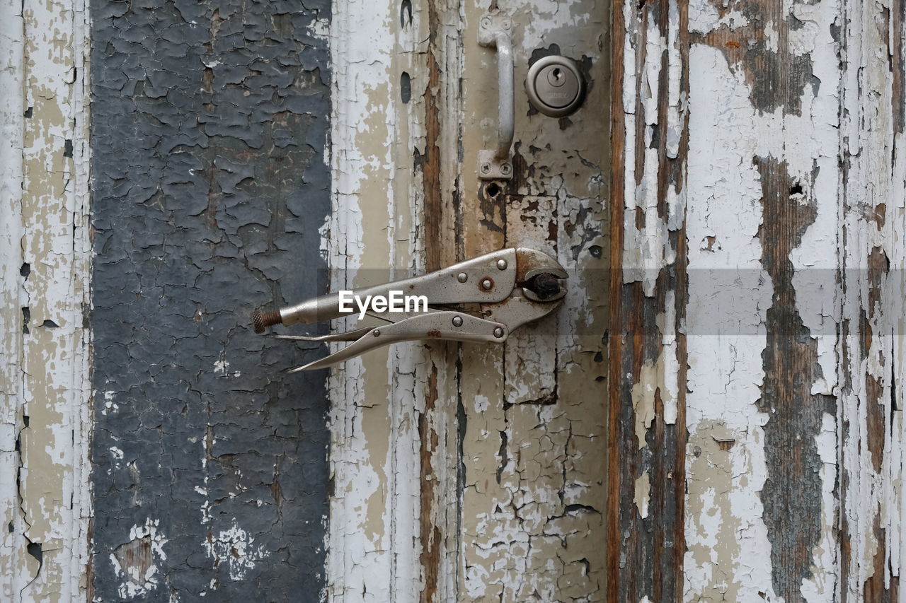 CLOSE-UP OF DOOR KNOCKER