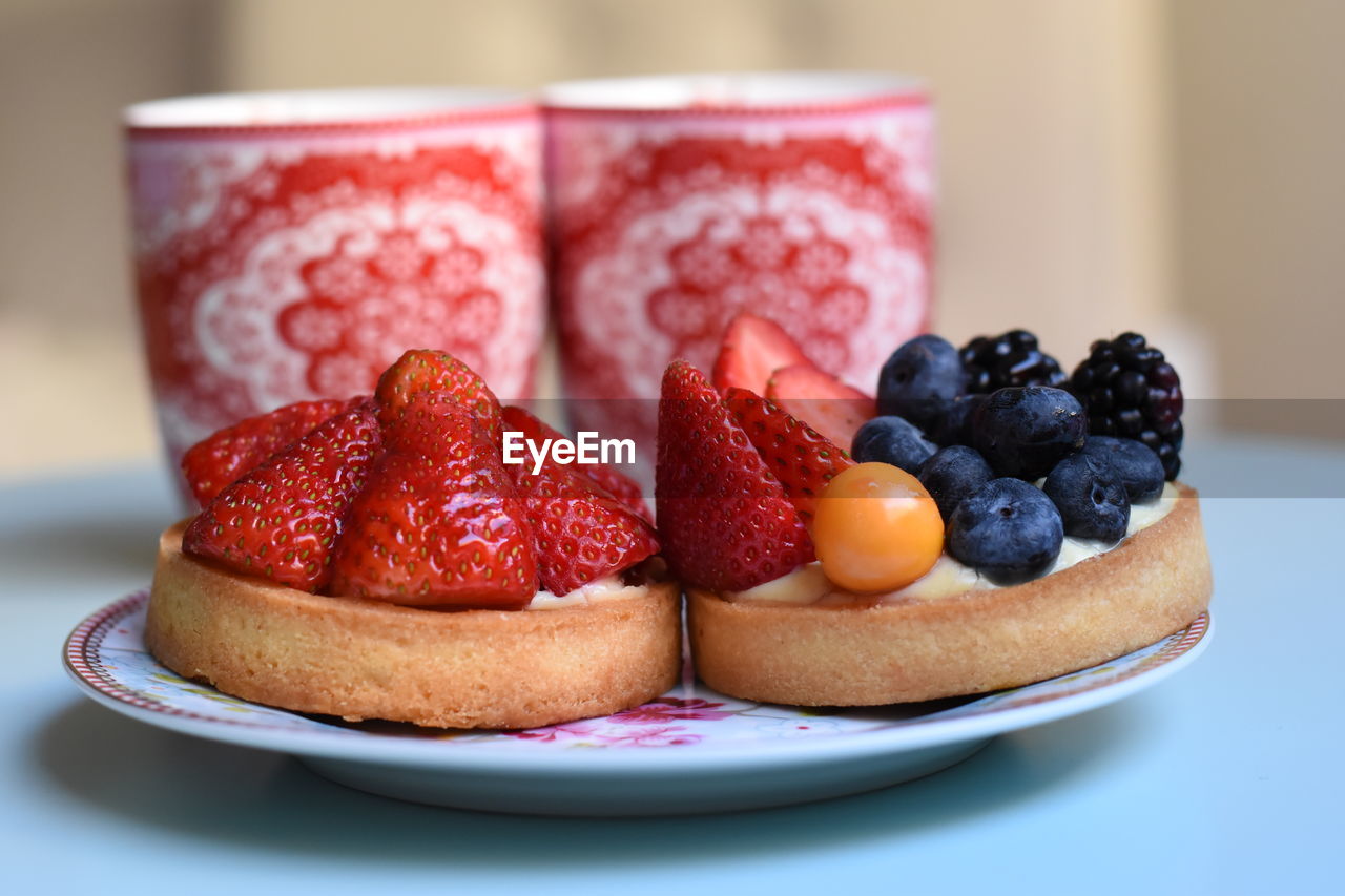 CLOSE-UP OF STRAWBERRIES ON PLATE