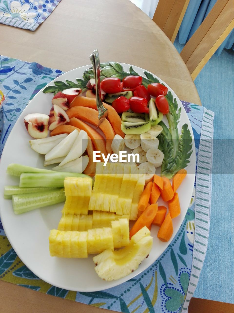 CLOSE-UP OF FOOD ON PLATE