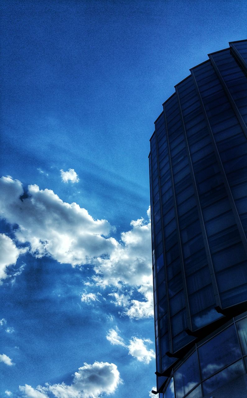 LOW ANGLE VIEW OF MODERN BUILDING AGAINST CLOUDY SKY