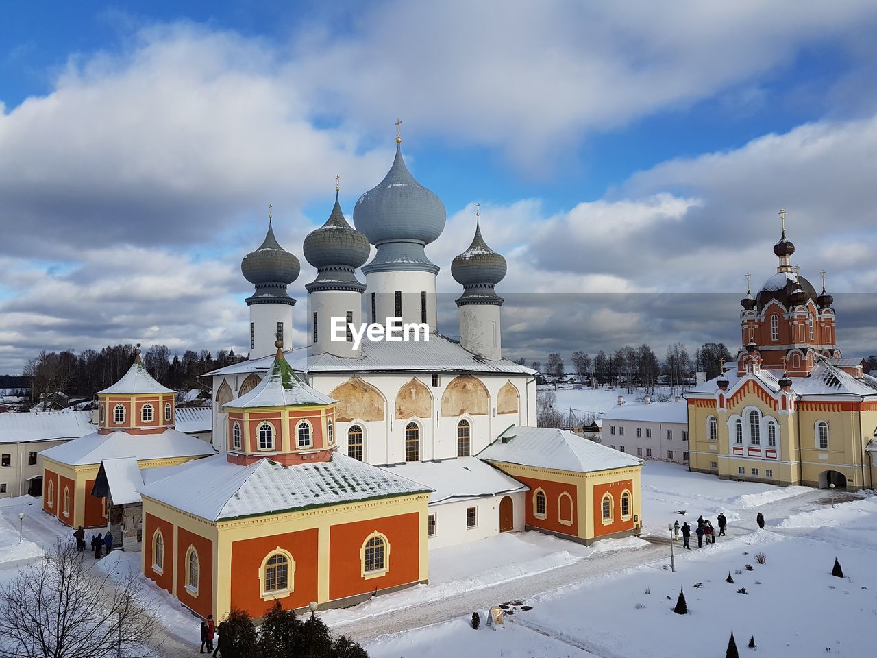 HIGH ANGLE VIEW OF CATHEDRAL AGAINST SKY