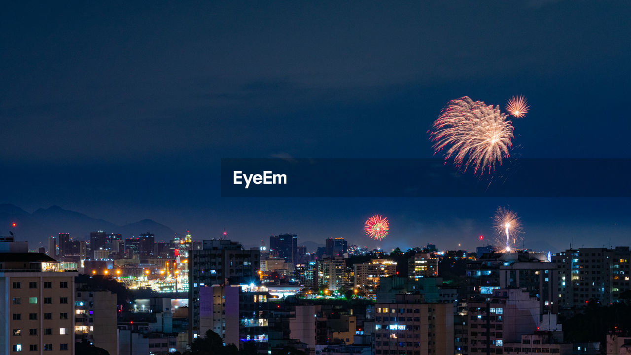 Images with new year's, réveillon, fireworks exploding in the sky in niterói, rio de janeiro, brazil