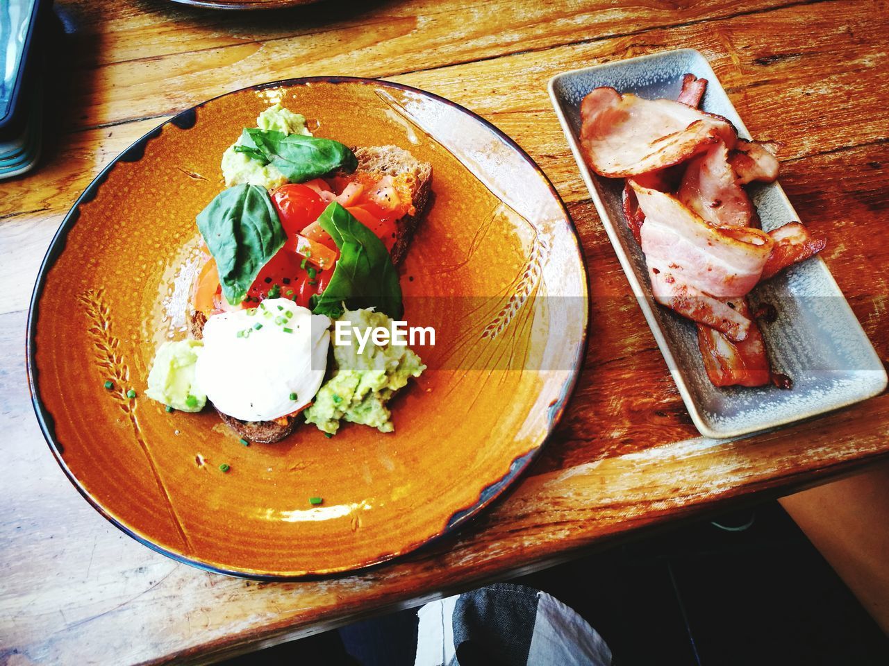 HIGH ANGLE VIEW OF FRESH SALAD ON TABLE