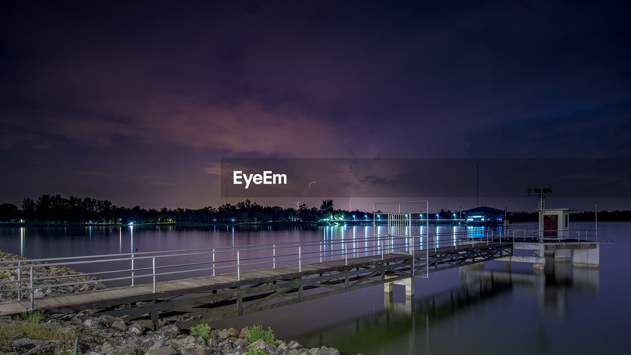 PANORAMIC VIEW OF BAY AGAINST SKY AT NIGHT