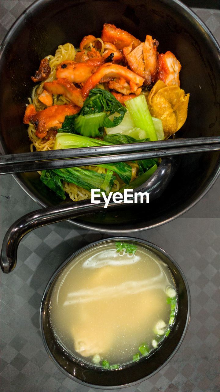 HIGH ANGLE VIEW OF FOOD IN BOWL