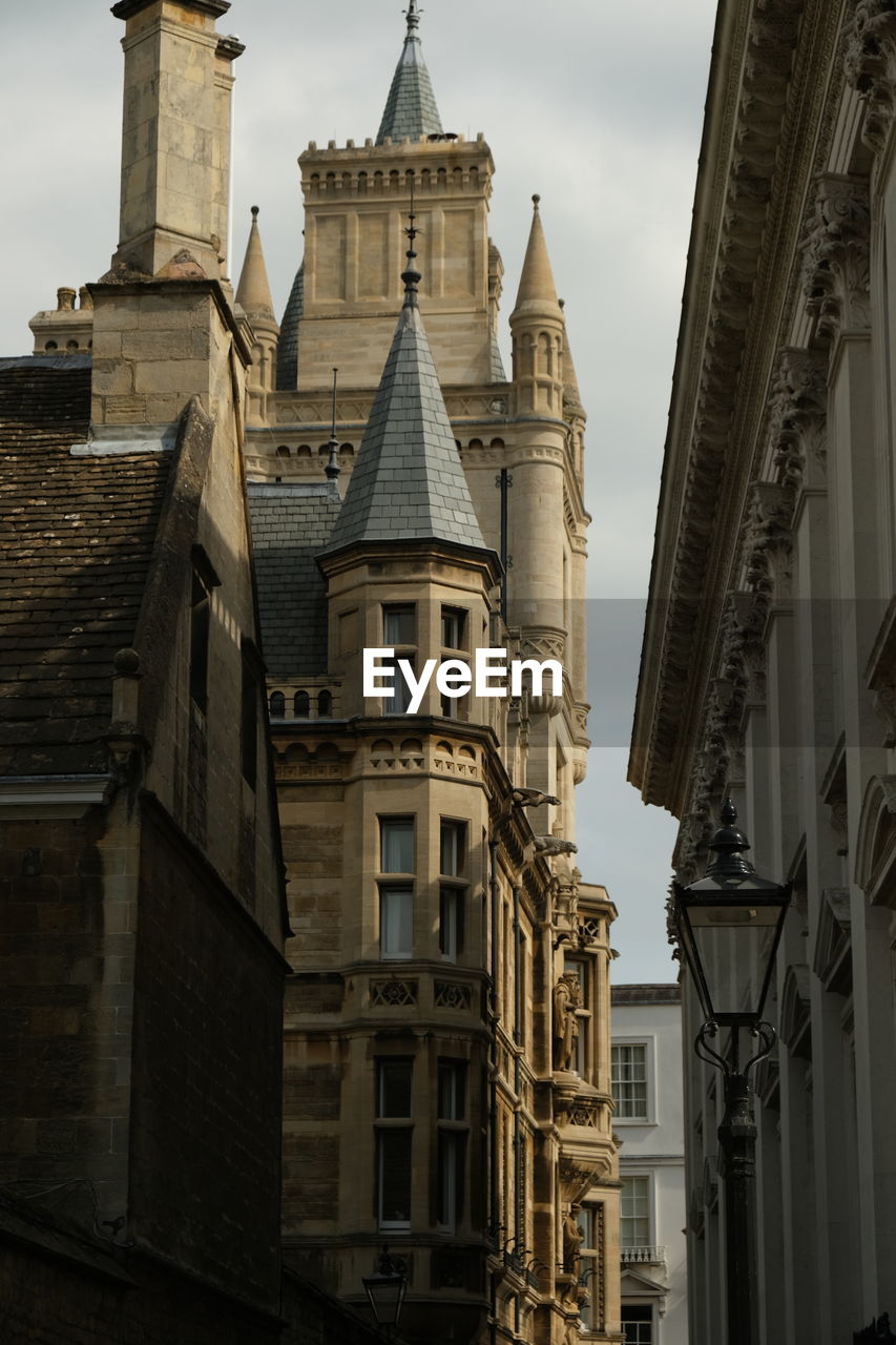 LOW ANGLE VIEW OF BUILDINGS AGAINST SKY IN CITY