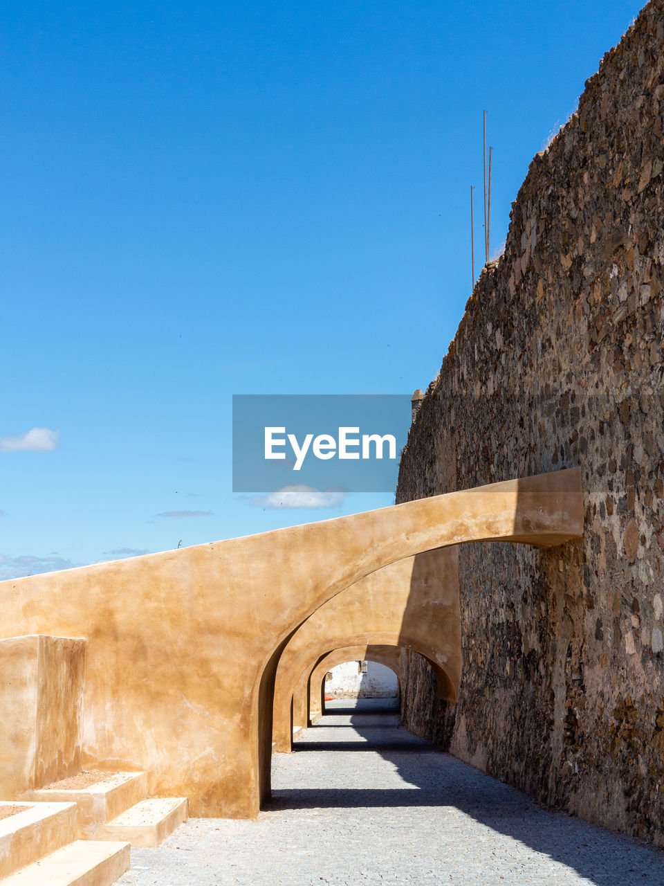 VIEW OF BUILT STRUCTURE AGAINST BLUE SKY