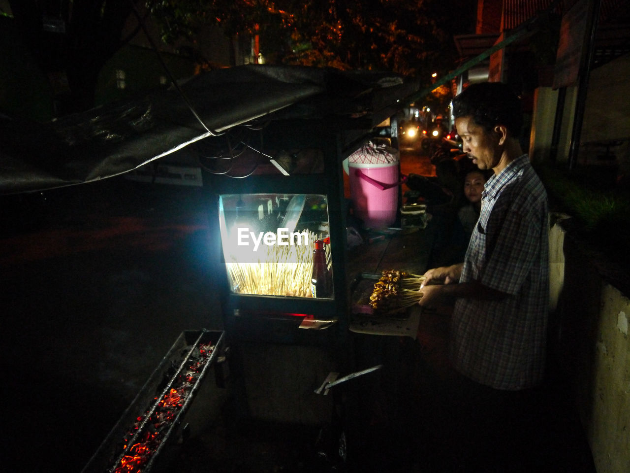 HIGH ANGLE VIEW OF PEOPLE WORKING