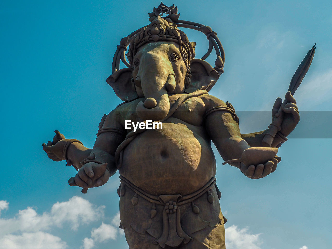 LOW ANGLE VIEW OF ANGEL SCULPTURE AGAINST SKY