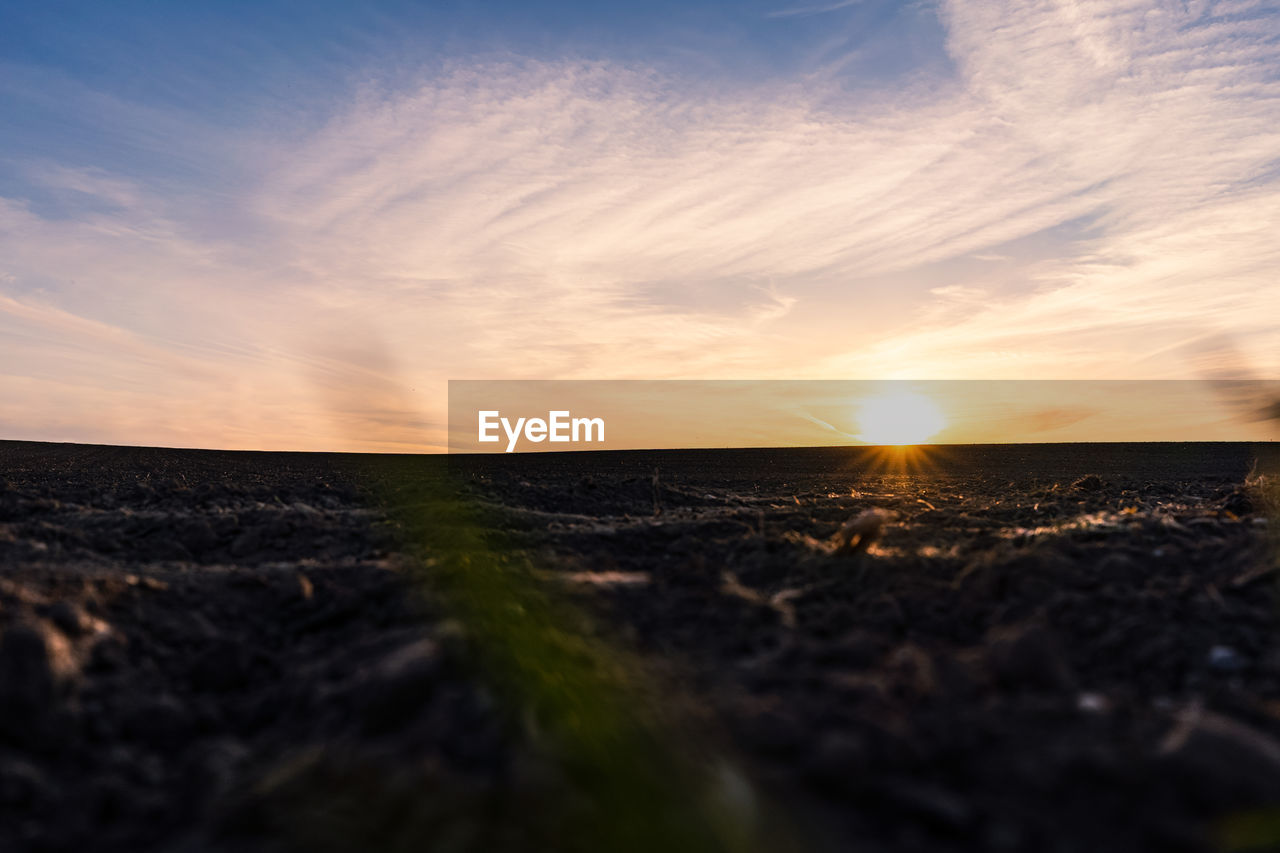 SCENIC VIEW OF SEA AGAINST SKY AT SUNSET