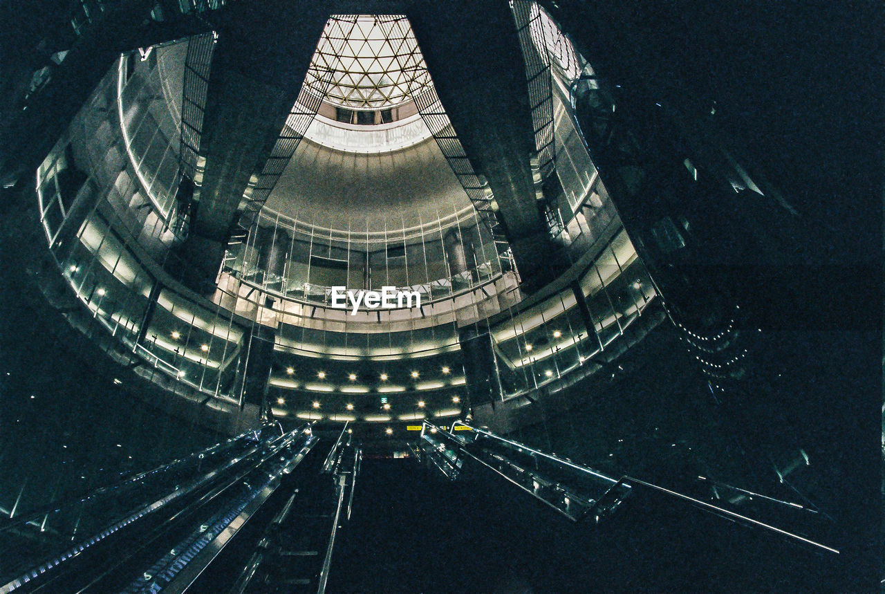 HIGH ANGLE VIEW OF ILLUMINATED BUILDING IN CITY AT NIGHT