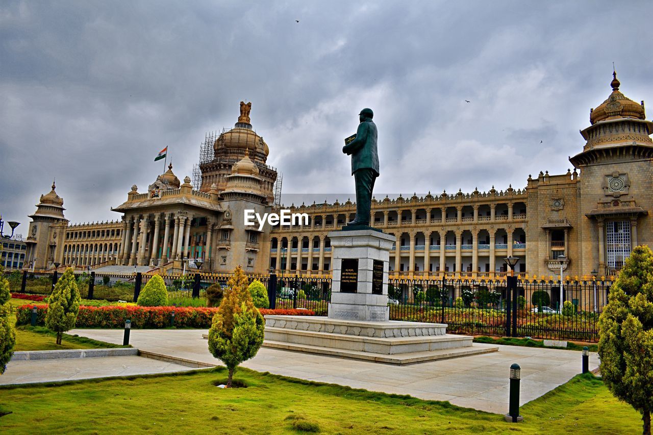 VIEW OF HISTORICAL BUILDING AGAINST CLOUDY SKY