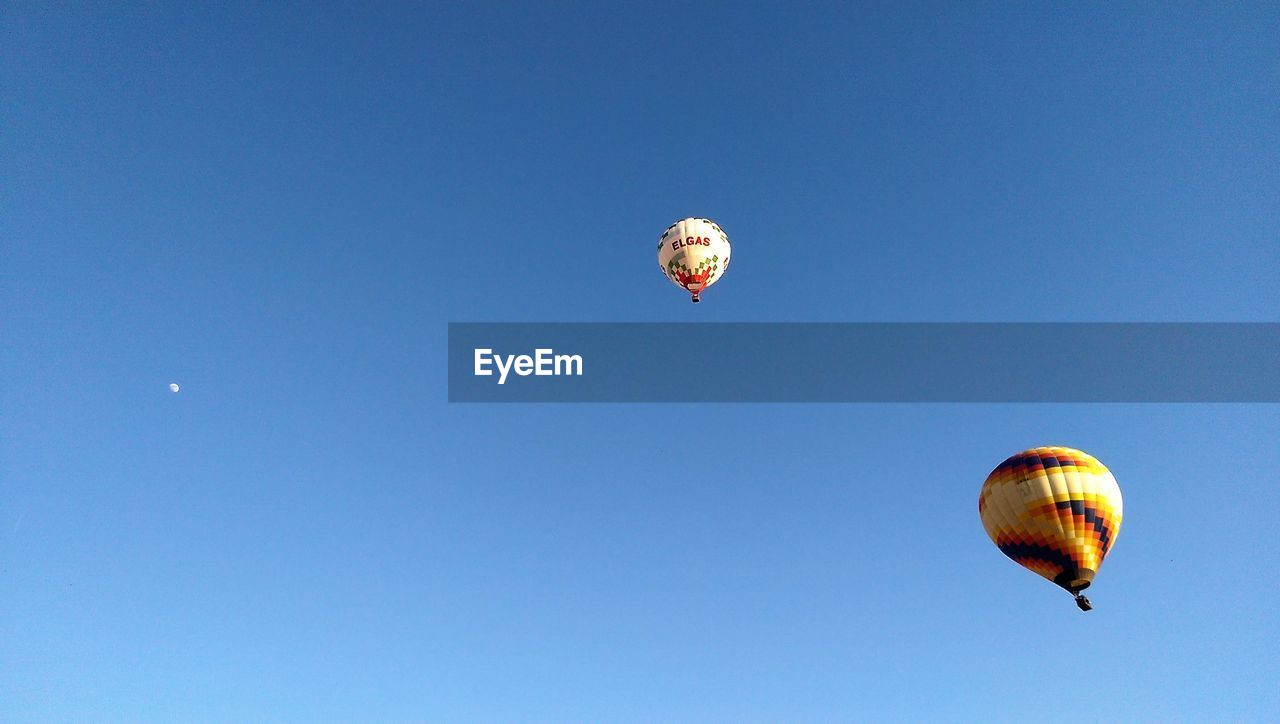 LOW ANGLE VIEW OF HOT AIR BALLOON FLYING IN SKY